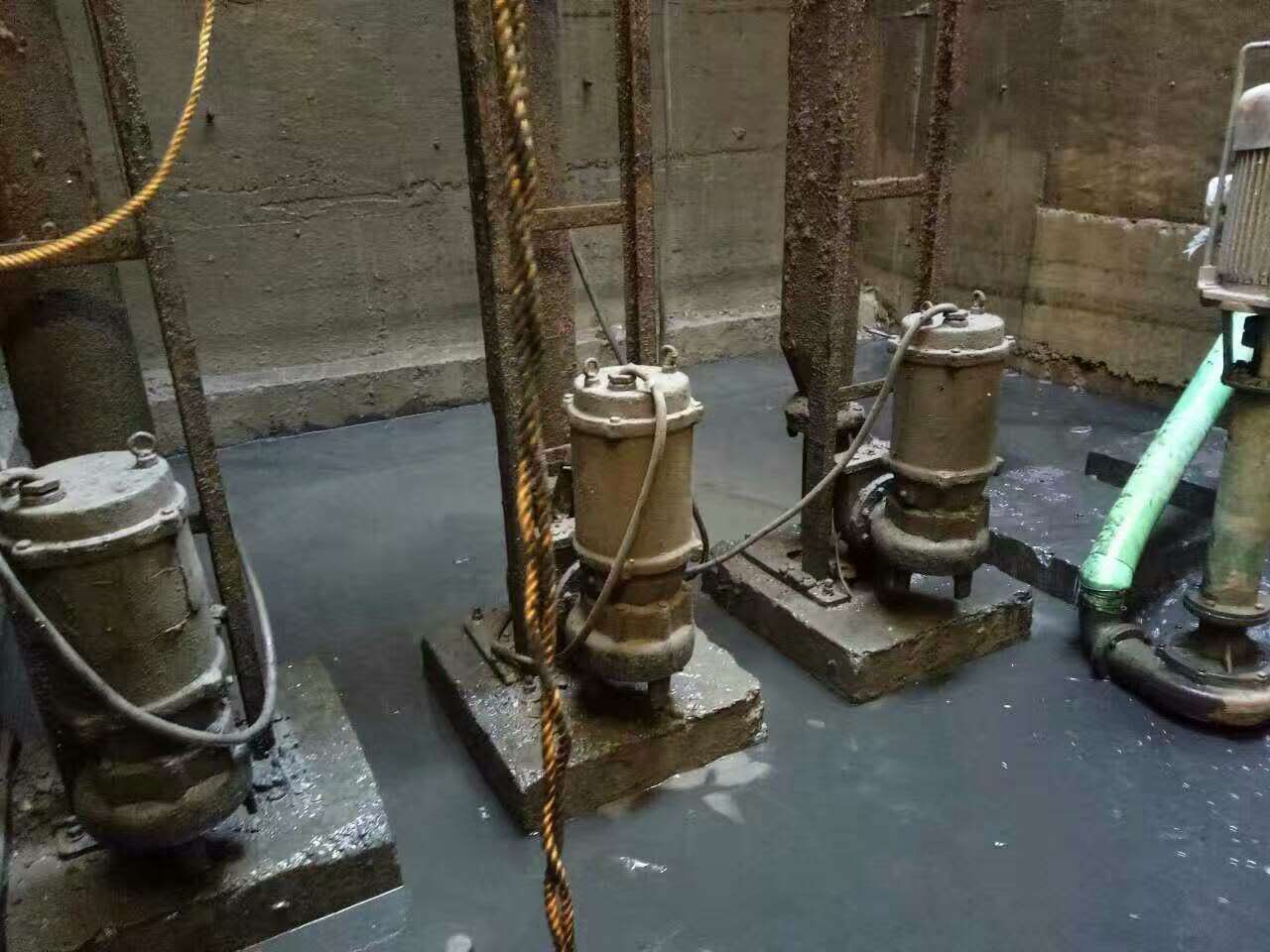 龙楼镇污水池清理