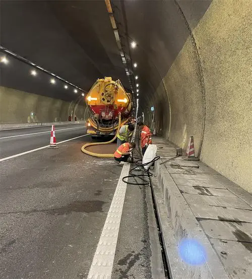 龙楼镇隧道排水渠清淤